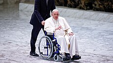 Pape Frantiek se poprvé objevil v invalidní vozíku na veejnosti, trápí ho...
