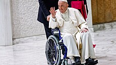 Papež František se poprvé objevil v invalidní vozíku na veřejnosti, trápí ho...