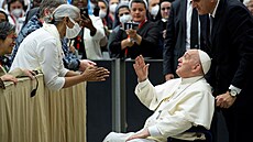 Pape Frantiek se poprvé objevil v invalidní vozíku na veejnosti, trápí ho...