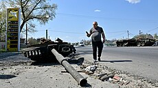 Mu si fotí zniený tank ve vesnici Skybyn, severovýchodn od Kyjeva. (2....
