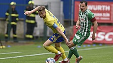 Václav Procházka ze Zlína (vlevo) po souboji s Martinem Dostálem z Bohemians v...