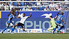 Georginio Rutter z Hoffenheimu (vpravo) dává gól do sít Leverkusenu.
