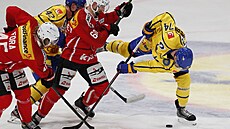 Souboj hrá védska a výcarska pi zápasu védských hokejových her.