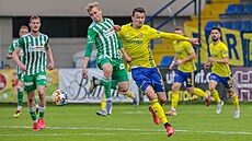 Michal Beran z Bohemians (vlevo) v souboji se zlínským Vukadinem Vukadinovi�em.