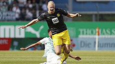 Erling Haaland z Dortmundu padá v souboji v zápase proti Fürthu.