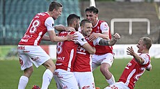 Hrái Pardubic slaví gól v síti Karviné v utkání Fortuna ligy.