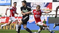 Momentka ze zápasu Fortuna ligy Pardubic proti Karviné ve skupin� o udr�ení.