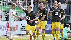 Felix Passlack se raduje se svými spoluhrái ze vsteleného gólu do sít Fürthu.