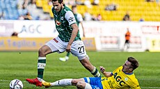 Vojt�ch Kubista z Jablonce (vlevo) v souboji s Janem Fortelným z Teplic.