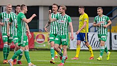 Hrá�i Bohemians oslavují gól v síti Zlína.