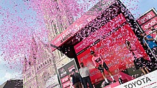 Nizozemec Mathieu van der Poel nadále obléká r��ový dres pro pr�b�ného lídra...