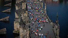 Maratonci pi bhu pes Karlv most na Praském maratonu 2022.