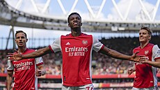 Eddie Nketiah oslavuje gól do sít Leedsu.