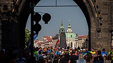 Pohled na závodníky pod Starom�stskou mosteckou v�í. Pra�ský maraton 2022.