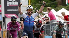 Mark Cavendish z týmu Quick-Step Alpha Vinyl vyhrává třetí etapu Gira d´Italia.
