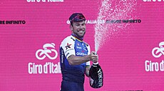 Mark Cavendish slaví se šampaňským po vyhrané etapě Gira.