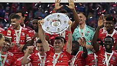 Bayern Mnichov je mistrem Nmecka. Hrái pebírají trofej po zápase se...