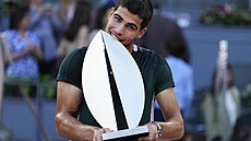 Carlos Alcaraz se svou trofejí pro vít�ze turnaje v Madridu.