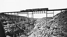 V Ďáblově kaňonu železnice zdolávala působivá most.