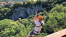 Na první, 220 metr dlouhé lanové skluzavce se jezdí okolo tyiceti...