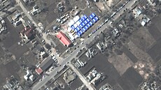 Satelitní snímky  ukazují, e a 30 modrobílých stan bylo postaveno v táboe v...
