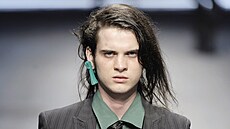 Jethro Lazenby Cave b�hem módní p�ehlídky v Itálii. (2010)