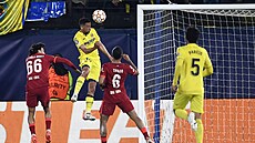 Francis Coquelin (Villarreal) dává druhý gól v odvet semifinále Ligy mistr...
