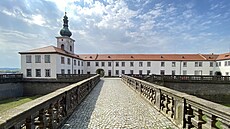 Malá Meda Mládková vyr�stala je�t� jako Marie Sokolová v budov� zvané p�edzám�í...