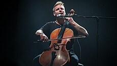 Písniká a hrá na cello Pavel adek na koncert Xindla X