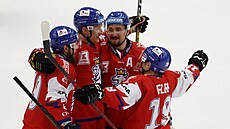 etí hokejisté se radují z gólu proti Rakousku v utkání na eských hokejových...