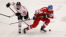 Michael �pa�ek (vpravo) a Raku�an Benjamin Baumgartner bojují o puk.