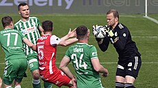 Branká� Roman Vale� z Bohemians (vpravo) kryje balon v zápase proti Pardubicím.