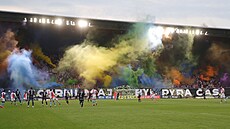 Zápas Slavie proti Plzni doprovází boulivá atmosféra.