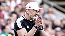 Trenér Slavie Jindich Trpiovský sleduje dní na trávníku utkání proti Plzni.