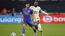 Houssem Aouar (vlevo) z Lyonu sp�chá za balonem, zezadu ho stíhá Gerson z...