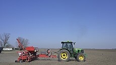 Zemědělec osívá pole v obci Bahate na jihozápadě Ukrajiny. (24. března 2022)