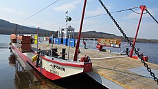 P�ívoz Pionýr vozí turisty z Horní Plané do Bli��í Lhoty.