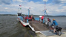 P�ívoz �umava vozí turisty z Dolní Vltavice do Kyselova.