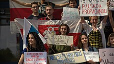 Skupina studentů protestovala v kampusu Dejvice proti zákazu vydávání víz a...