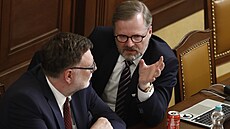 Premiér Petr Fiala a ministr financí Zbyněk Stanjura v průběhu mimořádné schůze...
