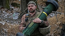 Ukrajinský voják drží moderní protitankovou střelu Javelin. (13. března 2022) | na serveru Lidovky.cz | aktuální zprávy