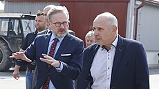 Premiér Petr Fiala hovoí se starostou stedoeské obce Knice Milanem Kazdou....