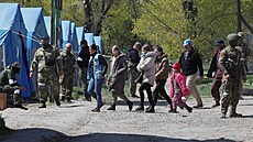 Civilisté z oblasti ocelárny Azovstal v Mariupolu prochází v doprovodu člena... | na serveru Lidovky.cz | aktuální zprávy