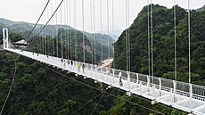Nejdelím proskleným mostem je vietnamský most Bach Long.