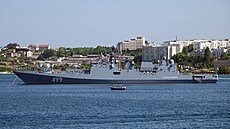 Ruská lo Admiral Makarov v pístavu Sevastopol