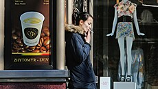 Žena kouří před kavárnou v centru Kyjova. (30. března 2022)
