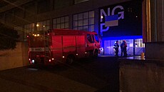 Hasi�i �erpali vodu ze suterénu Veletr�ního paláce, ve kterém jsou exponáty...