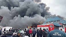 V ruském městě Vladikavkaz hořela tržnice. (6. května 2022)