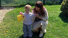 Oksana �ernij s jedním ze svých vnuk� na zahrad� u domu v �esku, kde aktuáln�...