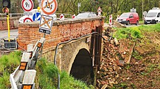 Most v Teticích na Brnnsku museli silniái uzavít. idii, kteí dosud...